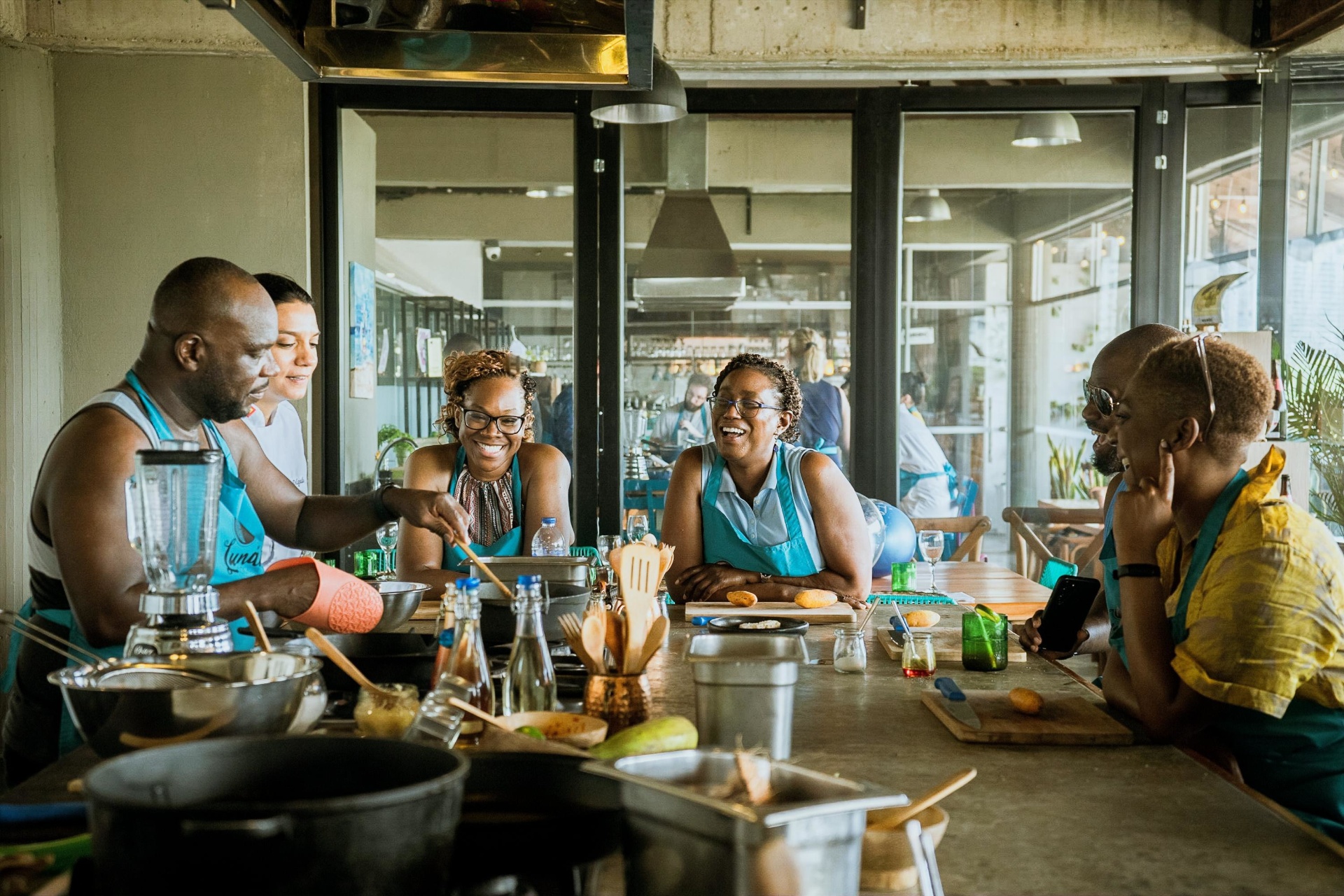 Grupo pequeño compartiendo una experiencia culinaria en Lunático Experience