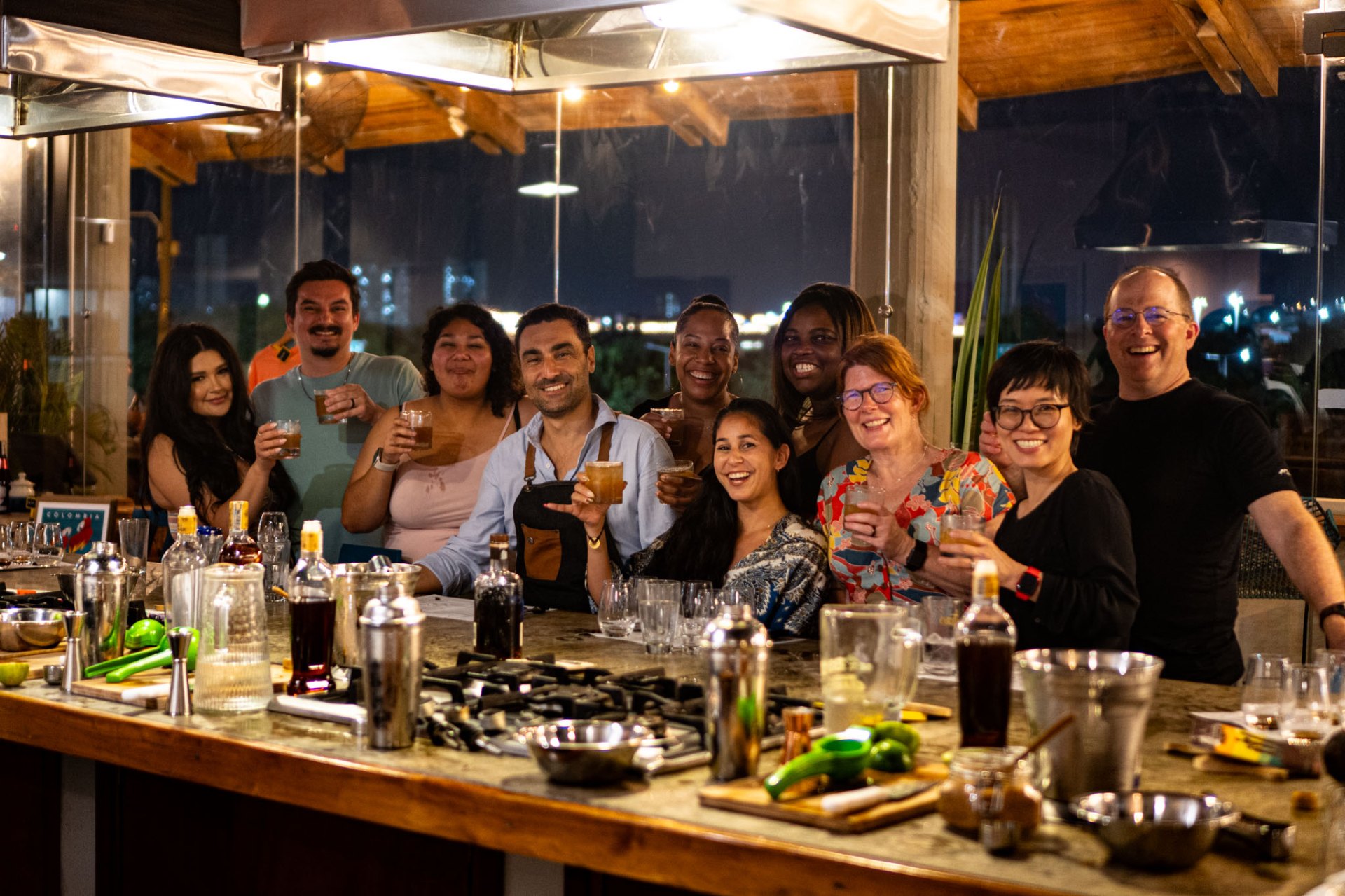 Grupo brindando con cócteles de ron durante una cata de ron y chocolate de Lunático en Cartagena