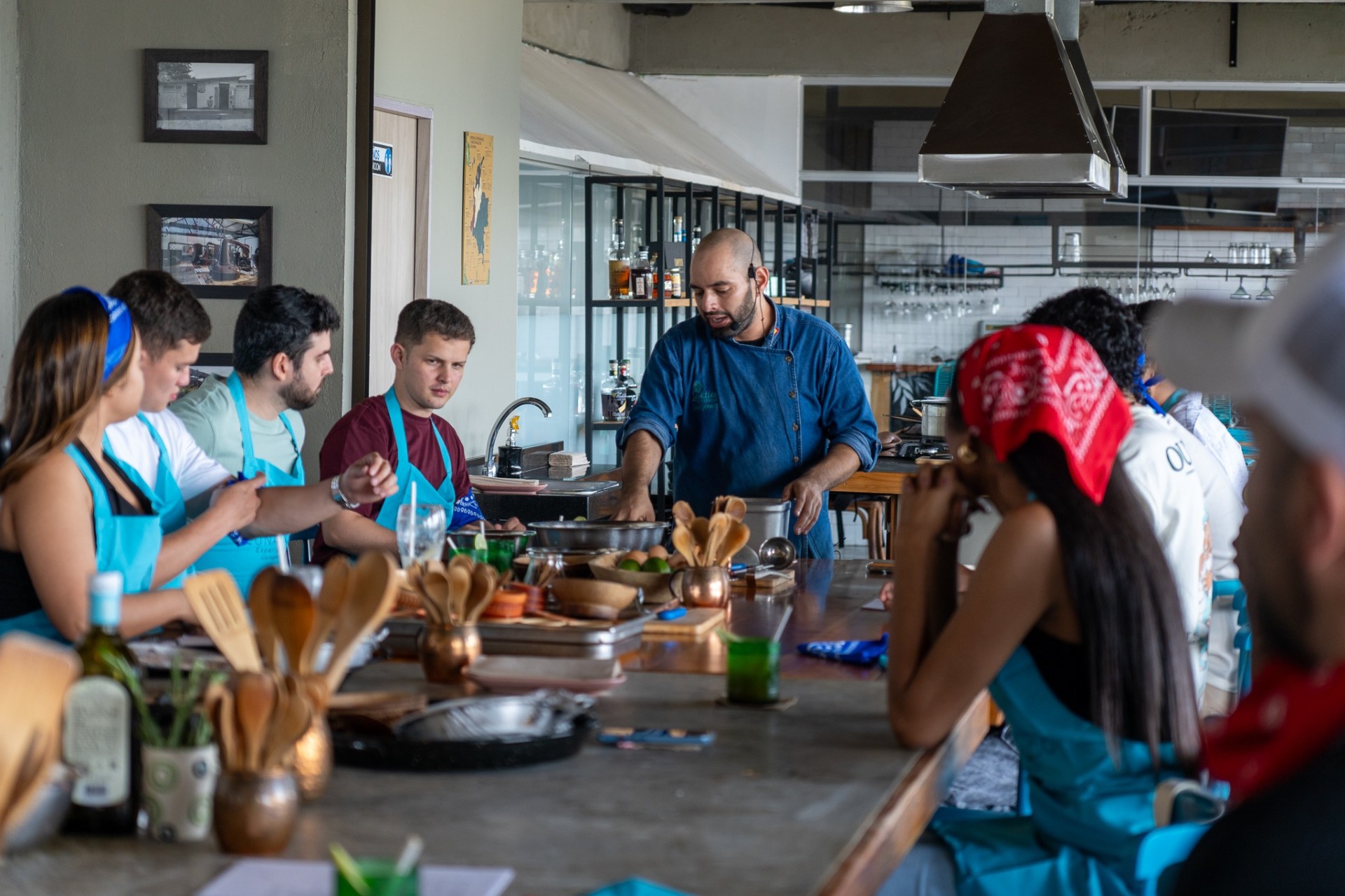 Chef guiando una experiencia privada de cocina en grupo en Lunático, Cartagena