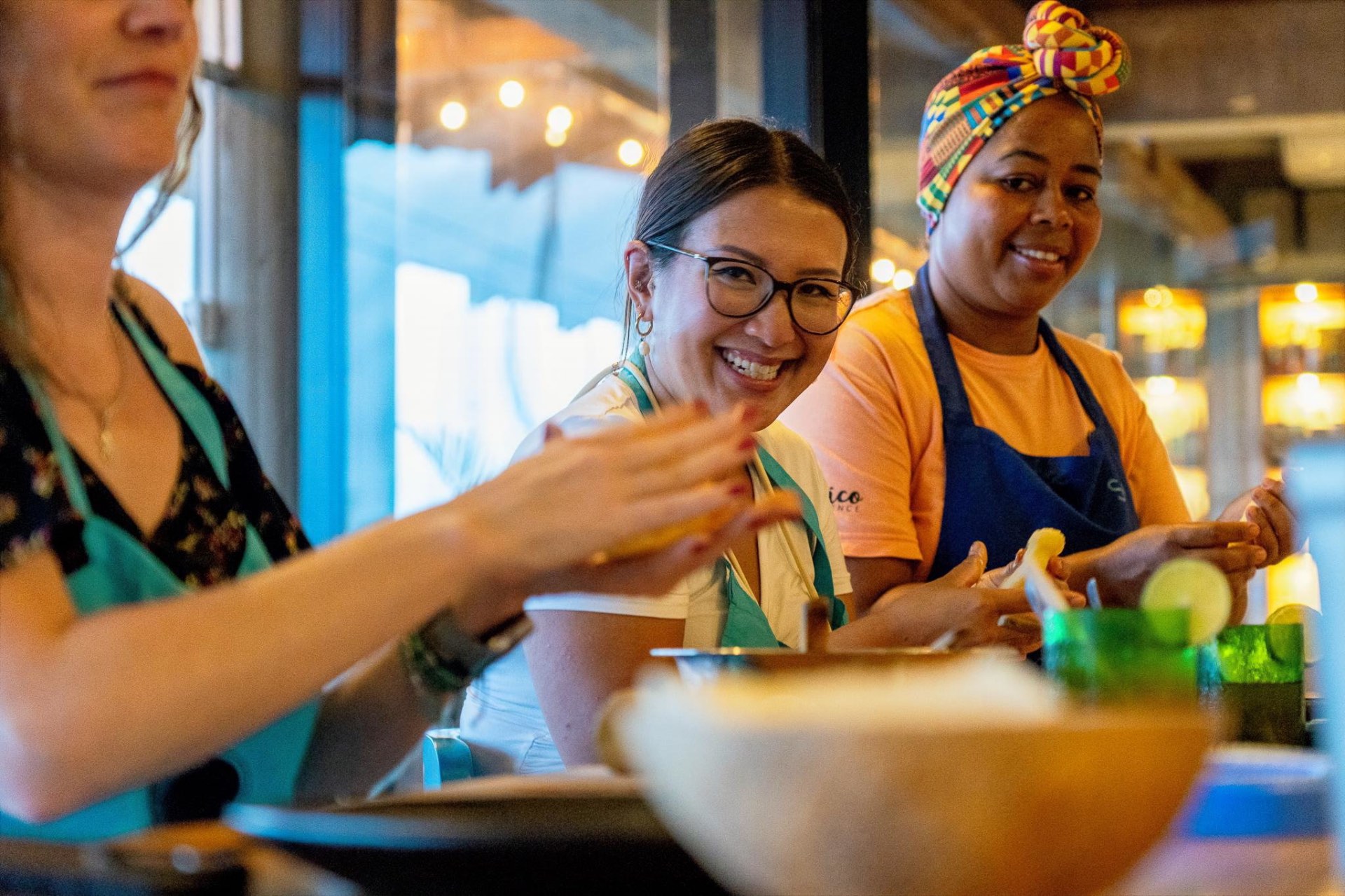 Participantes sonriendo durante una experiencia práctica de cocina en Lunático