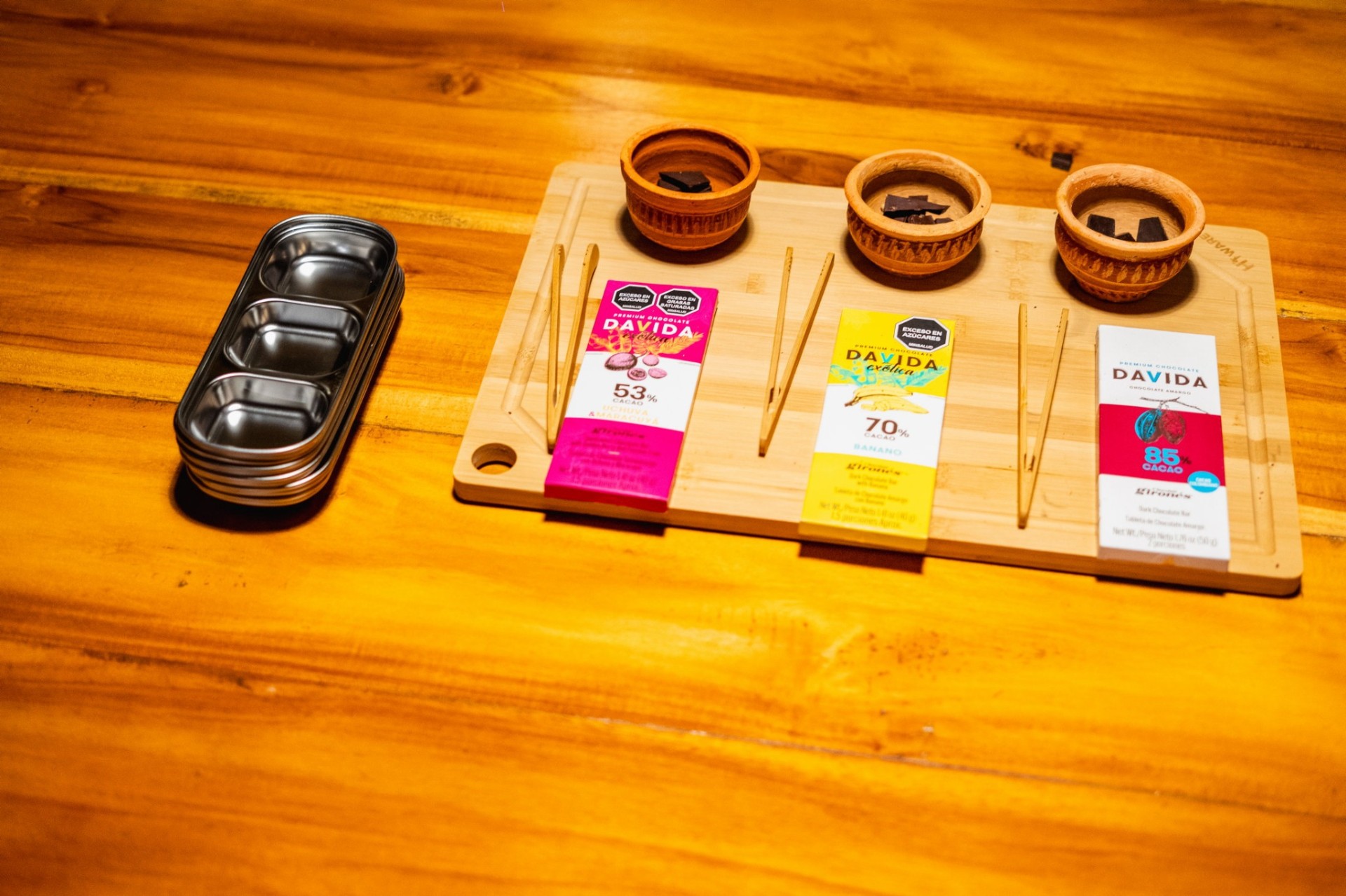 Chocolate tasting board with Colombian chocolate bars and cacao samples at Lunático in Cartagena