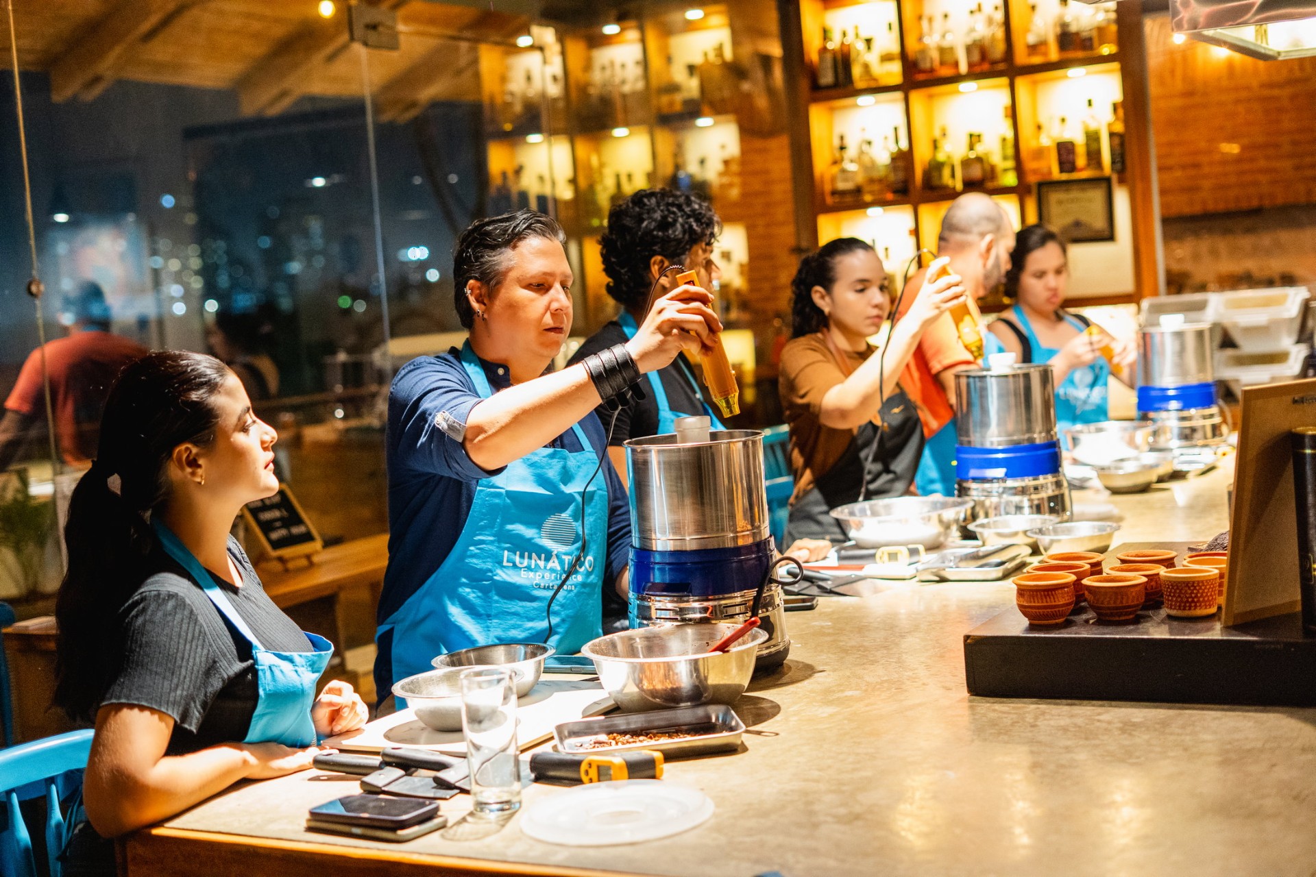 Participantes elaborando chocolate en un taller bean-to-bar en Lunático