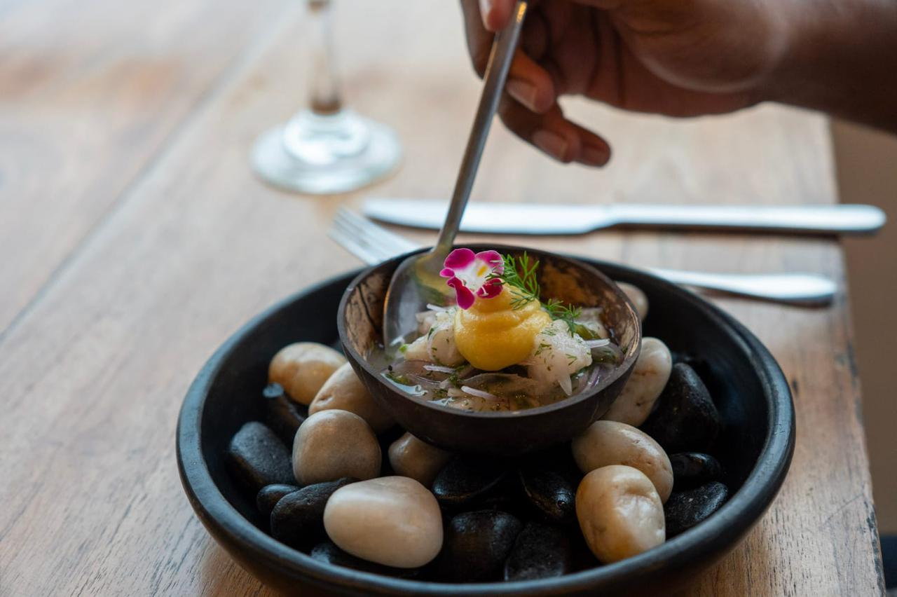 Ceviche colombiano servido durante el taller de Lunático Experience