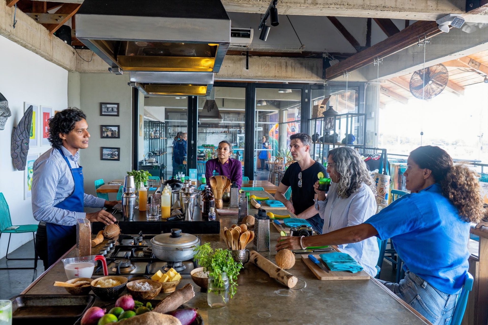Anfitrión de Lunático guiando una experiencia culinaria social en la mesa del estudio